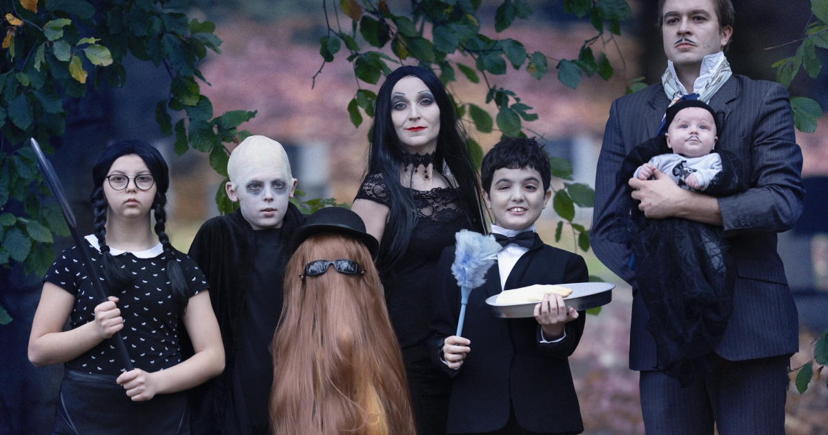 Família decide se fantasiar de A Família Addams para o Halloween deste ano