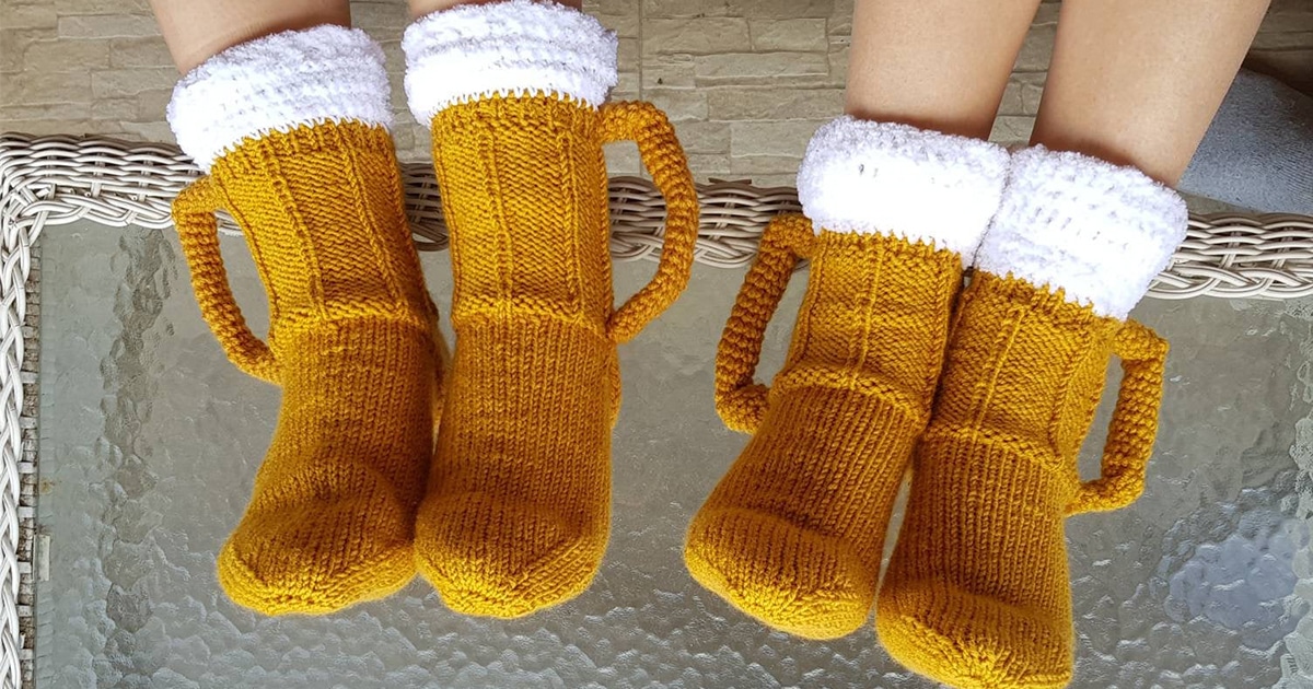 Estas meias tricotadas à mão parecem duas canecas de cerveja para seus pés