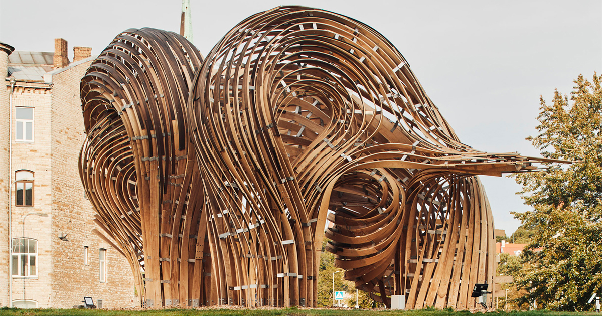 Escultura sinuosa na capital da Estónia criada a partir de realidade aumentada e técnicas antigas de trabalhar a madeira
