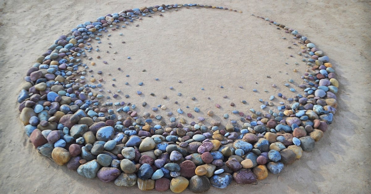 Artista Surpreende As Pessoas Na Praia Deixando Arranjos Impressionantes De Pedra Ao Longo Da Costa