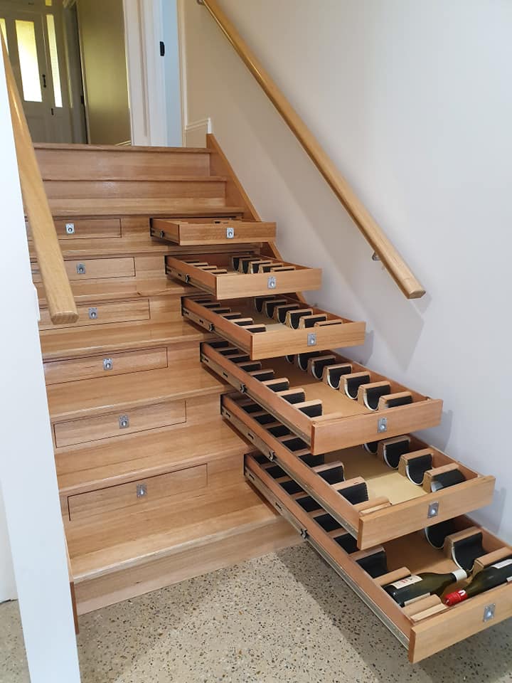 Este Homem Transformou Sua Escada Em Uma “Adega” Para 156 Garrafas De Vinho