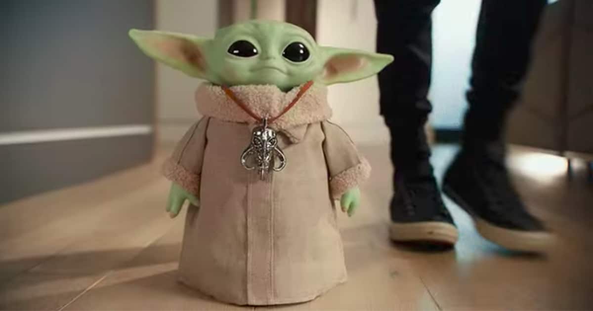 Este Brinquedo ‘Baby Yoda’ Pode Dançar E Brincar Pela Sua Casa