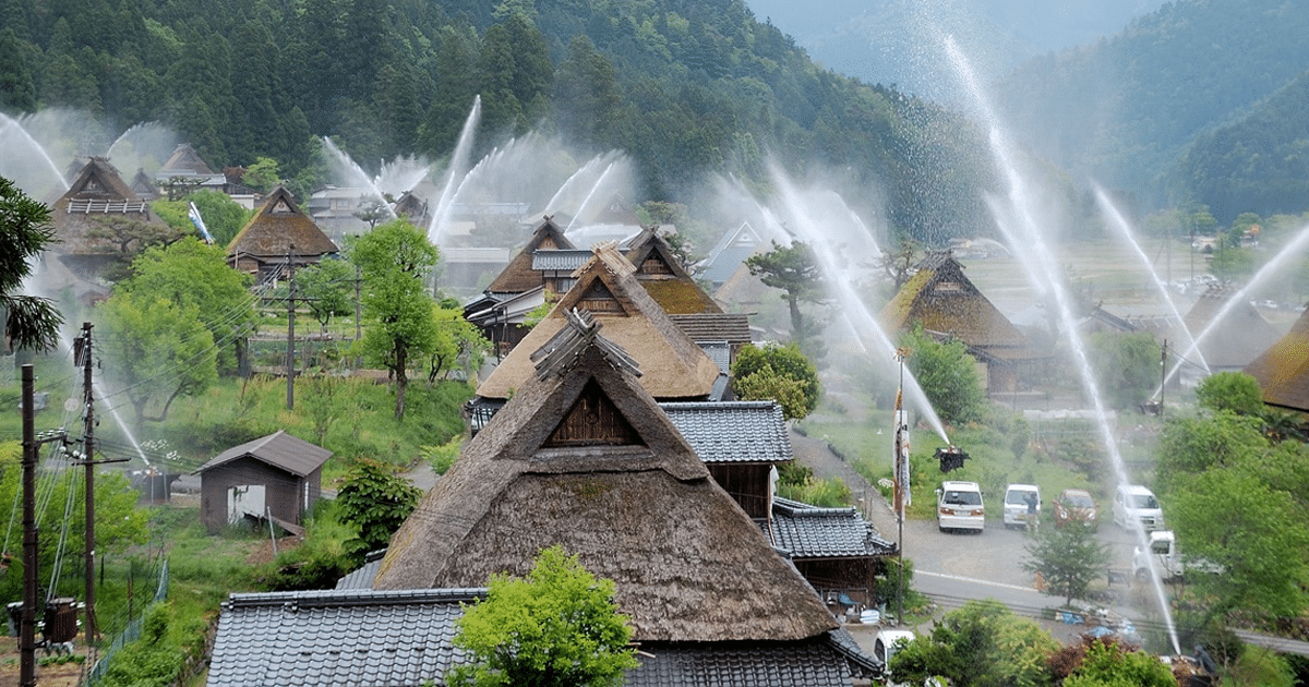 Vila Japonesa Sedia O “Festival Da Mangueira De Água” Para Testar Seu Impressionante Sistema De Extinção De Incêndio