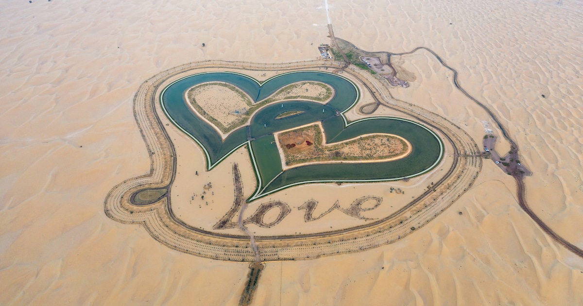 Dubai Tem Um Lago Em Forma De Coração No Meio Do Deserto