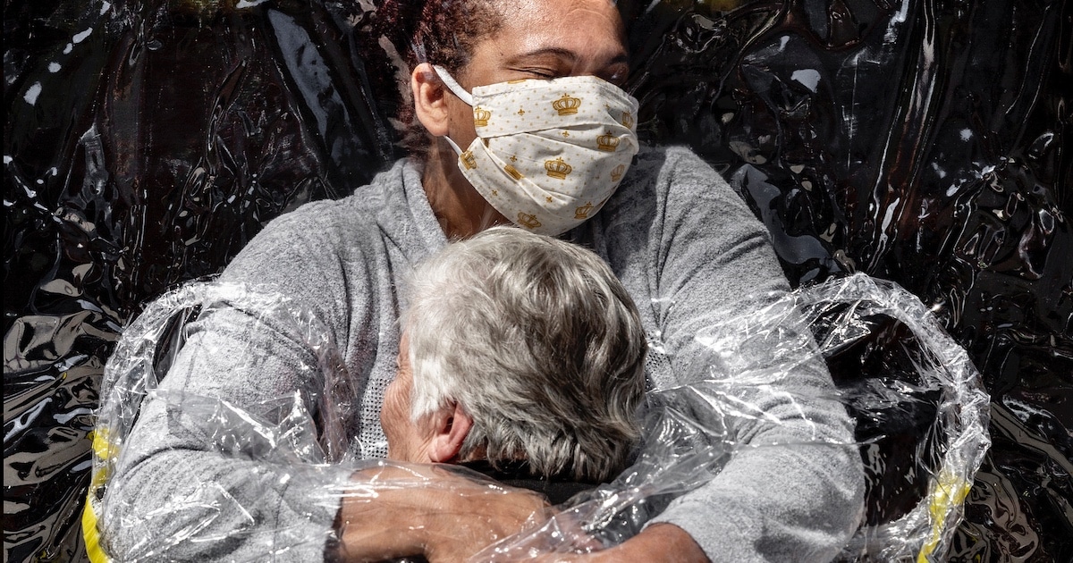 Um Abraço De Amigo Durante A Pandemia Vence A Foto Do Ano Na Imprensa Mundial