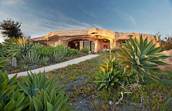 A casa dos Flintstones existe na vida real, fica em Malibu e custa $3,25 milhões. E sim, é espetacular!